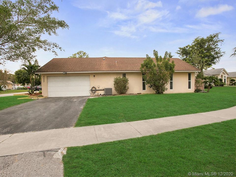 Vendido Recientemente: $434,900 (4 camas, 2 baños, 0 Pies cuadrados)