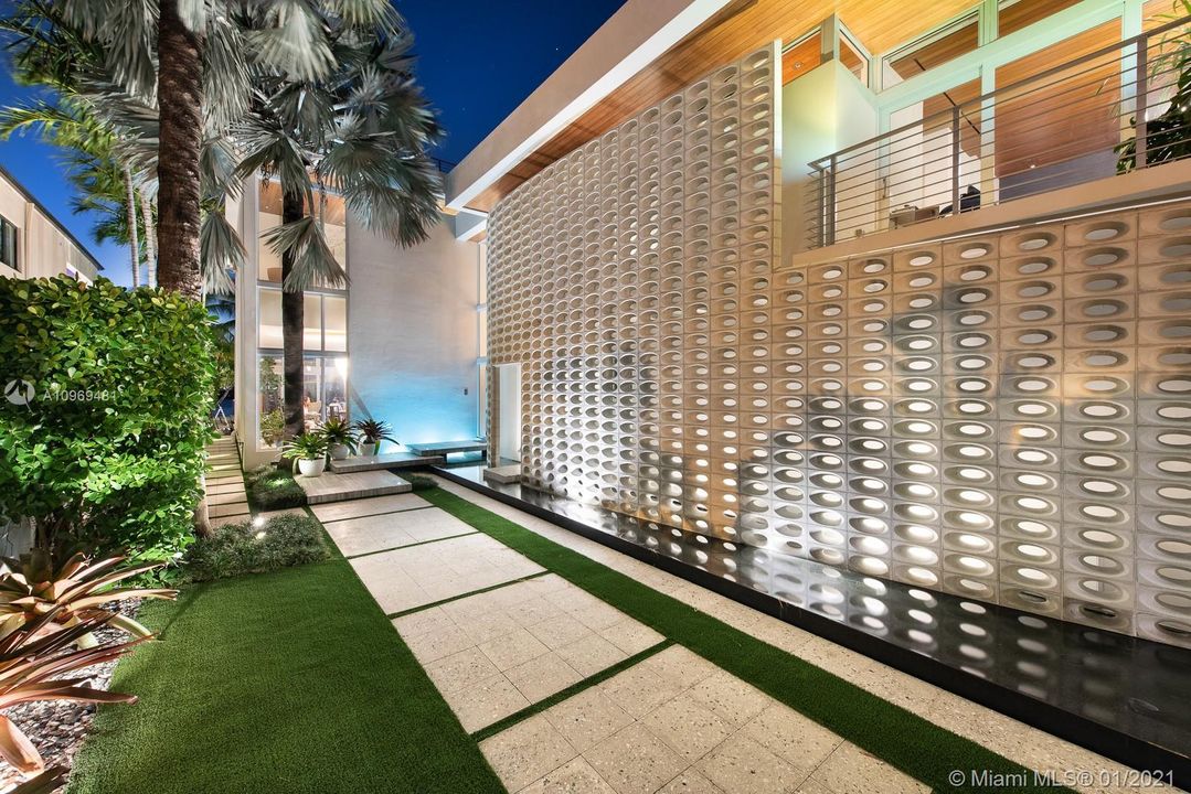 Recientemente alquilado: $85,000 (5 camas, 5 baños, 4703 Pies cuadrados)
