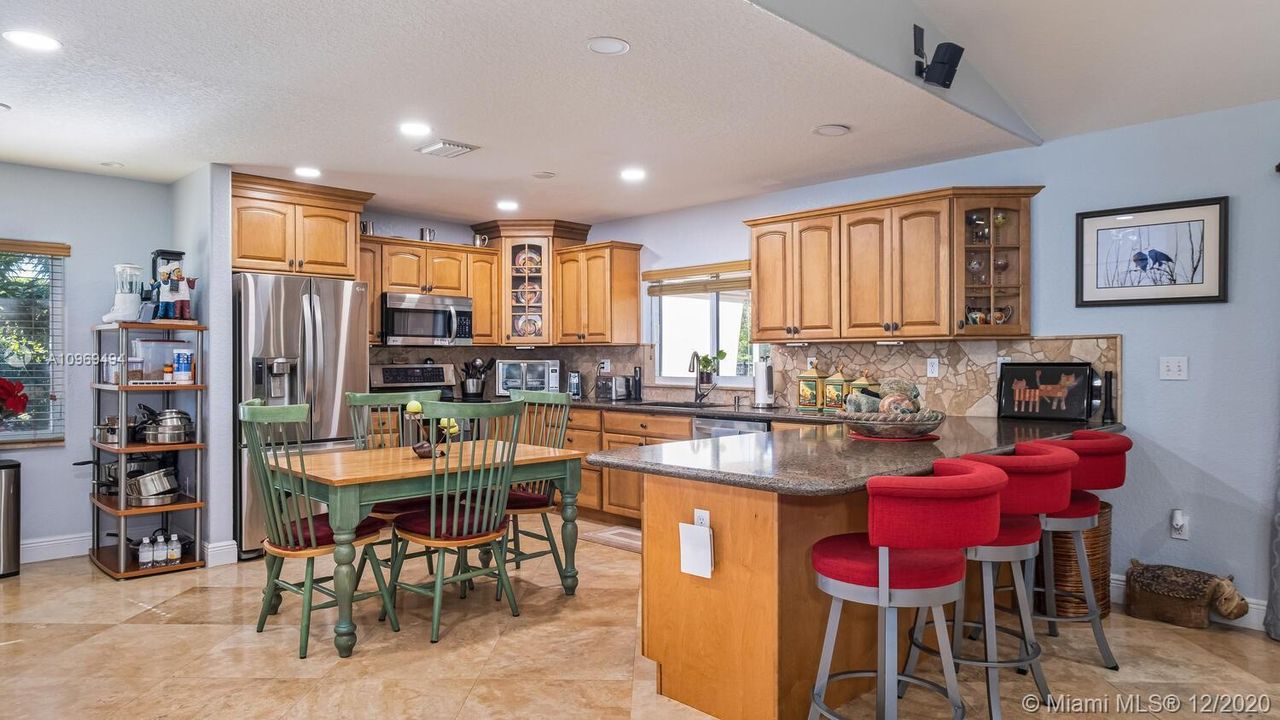 Vendido Recientemente: $589,000 (4 camas, 2 baños, 2412 Pies cuadrados)