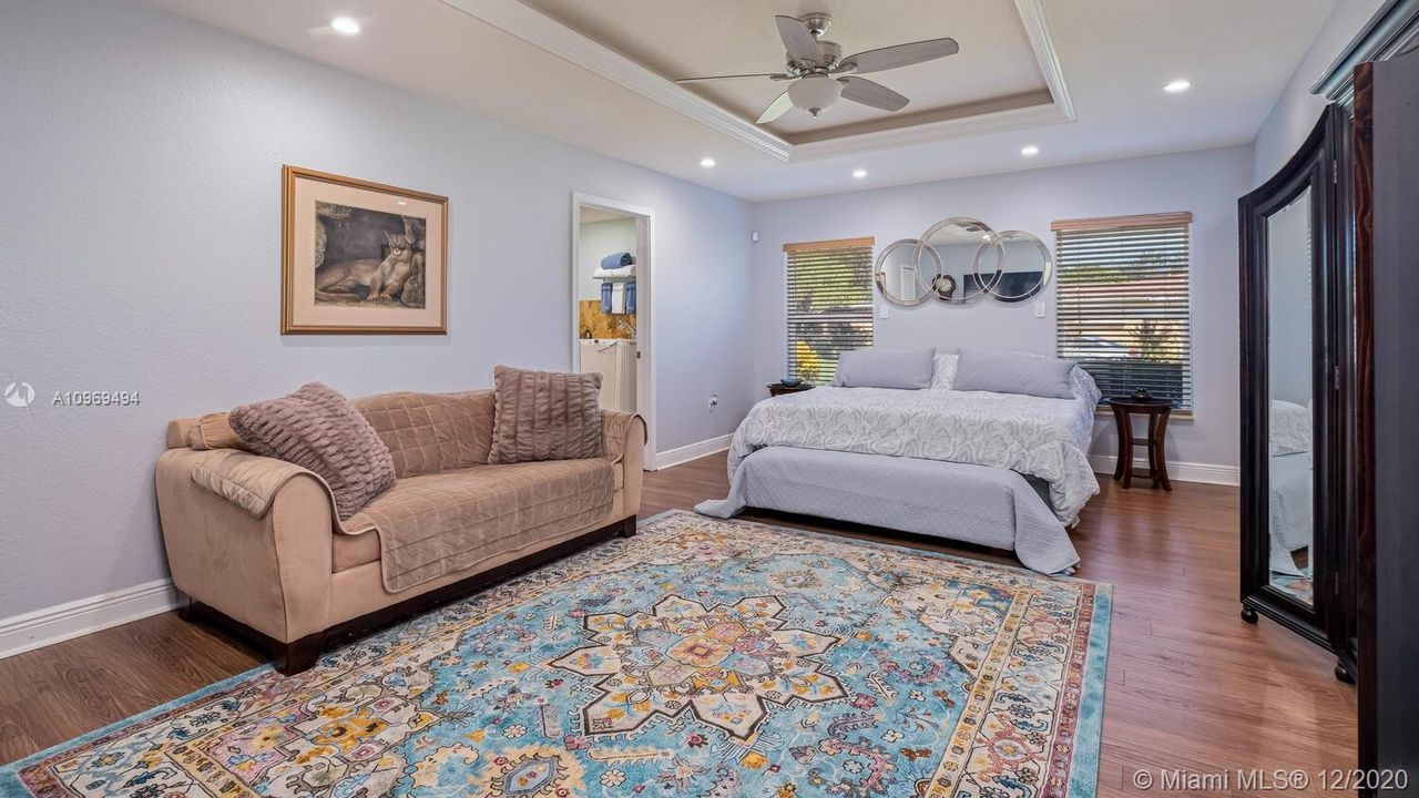 Vendido Recientemente: $589,000 (4 camas, 2 baños, 2412 Pies cuadrados)