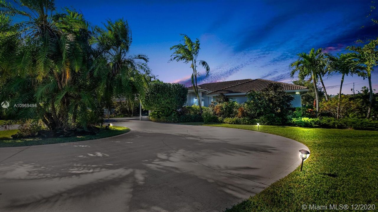 Vendido Recientemente: $589,000 (4 camas, 2 baños, 2412 Pies cuadrados)