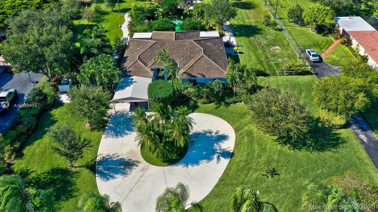 Vendido Recientemente: $589,000 (4 camas, 2 baños, 2412 Pies cuadrados)