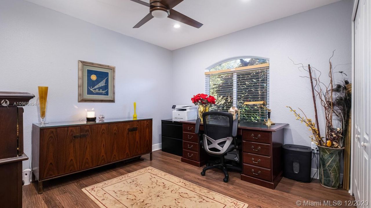 Vendido Recientemente: $589,000 (4 camas, 2 baños, 2412 Pies cuadrados)