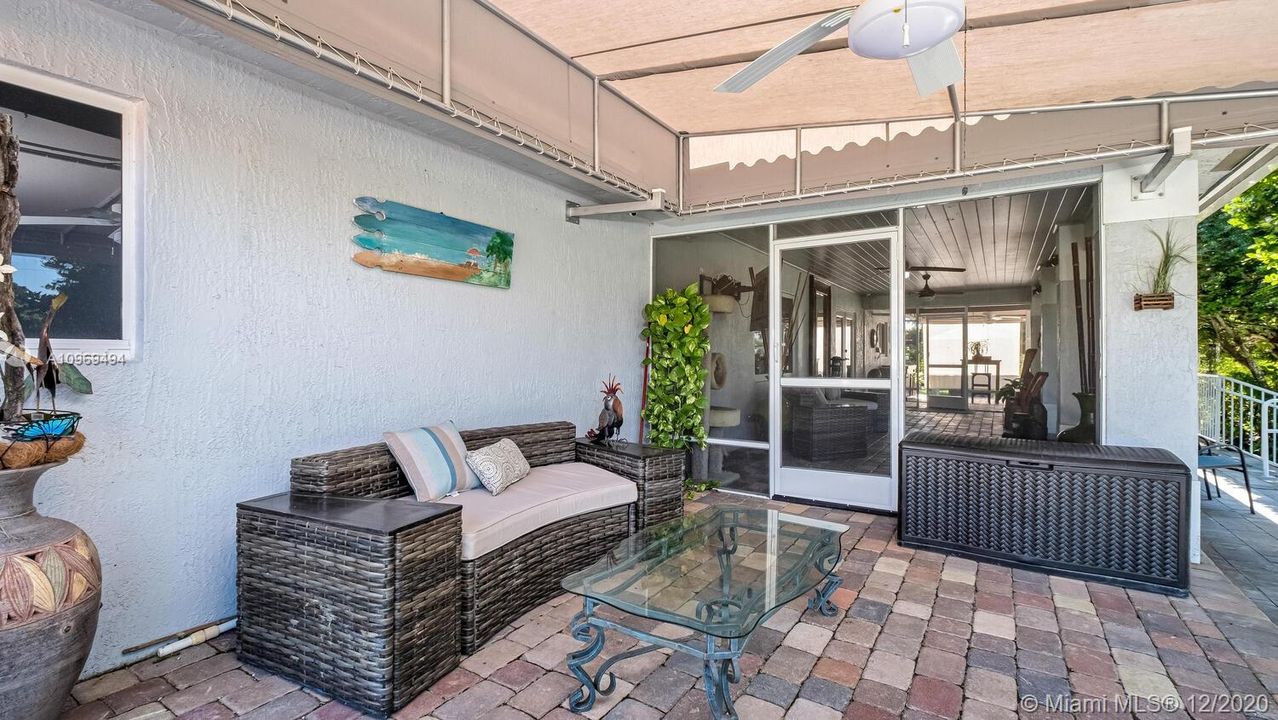 Vendido Recientemente: $589,000 (4 camas, 2 baños, 2412 Pies cuadrados)