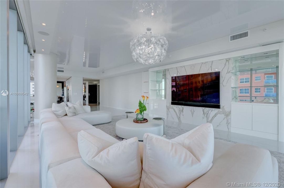 Недавно продано: $4,595,000 (4 спален, 5 ванн, 3500 Квадратных фут)