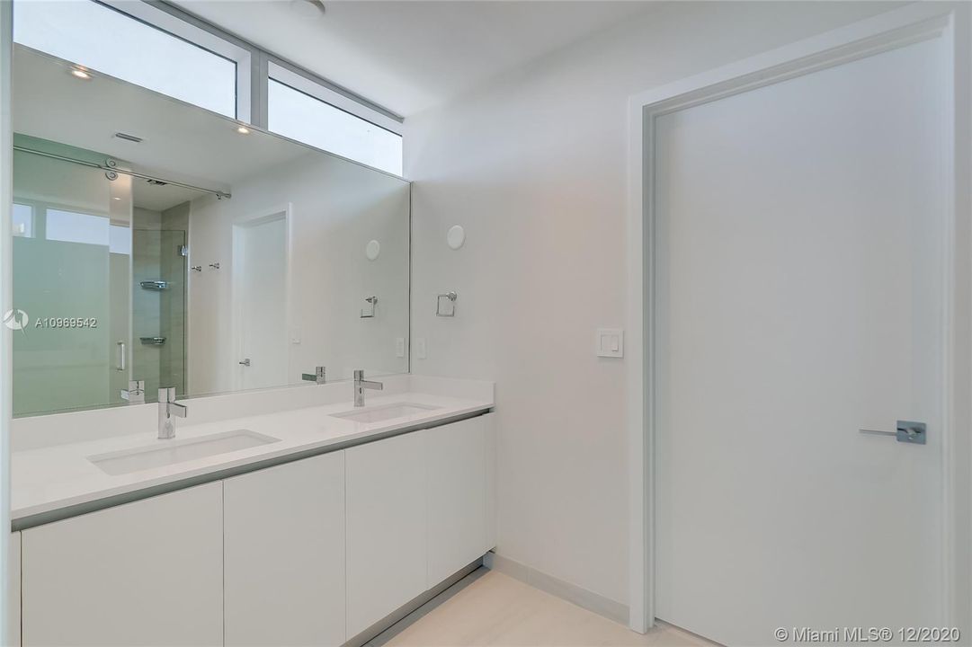 Недавно продано: $4,595,000 (4 спален, 5 ванн, 3500 Квадратных фут)