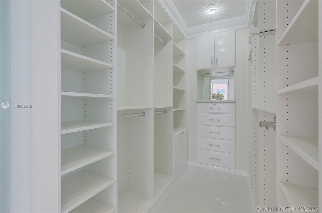 Недавно продано: $4,595,000 (4 спален, 5 ванн, 3500 Квадратных фут)