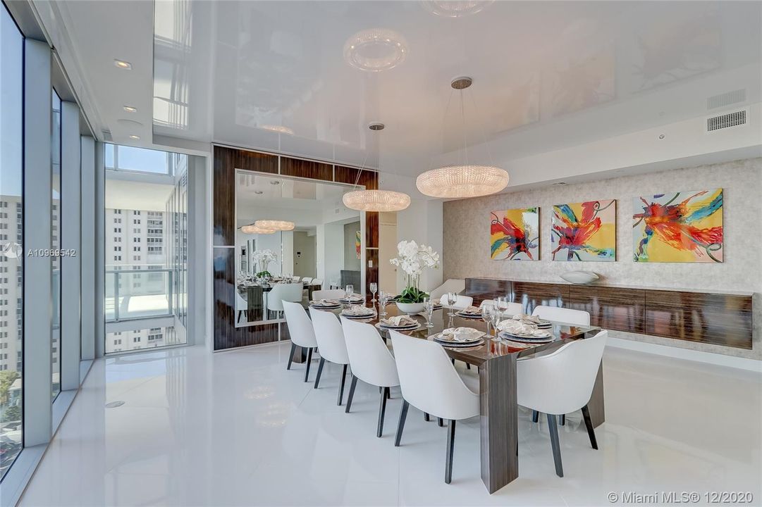 Недавно продано: $4,595,000 (4 спален, 5 ванн, 3500 Квадратных фут)