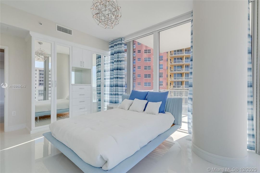 Недавно продано: $4,595,000 (4 спален, 5 ванн, 3500 Квадратных фут)