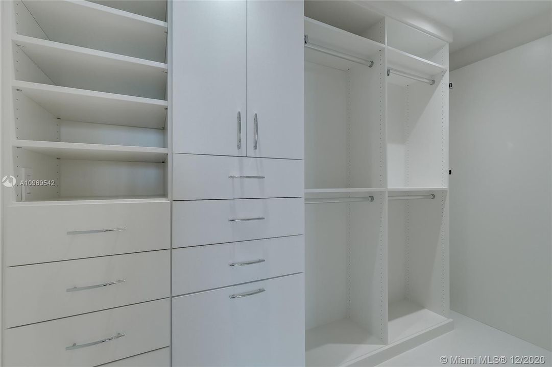 Недавно продано: $4,595,000 (4 спален, 5 ванн, 3500 Квадратных фут)