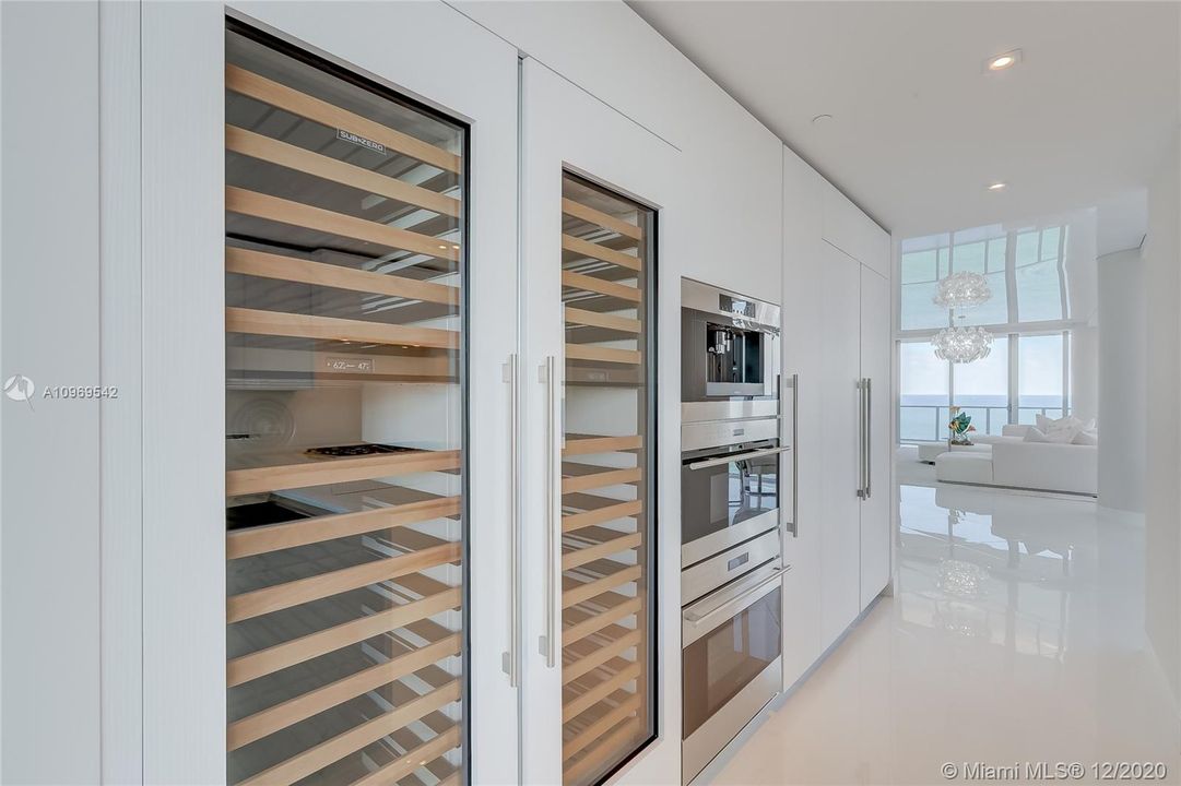Недавно продано: $4,595,000 (4 спален, 5 ванн, 3500 Квадратных фут)