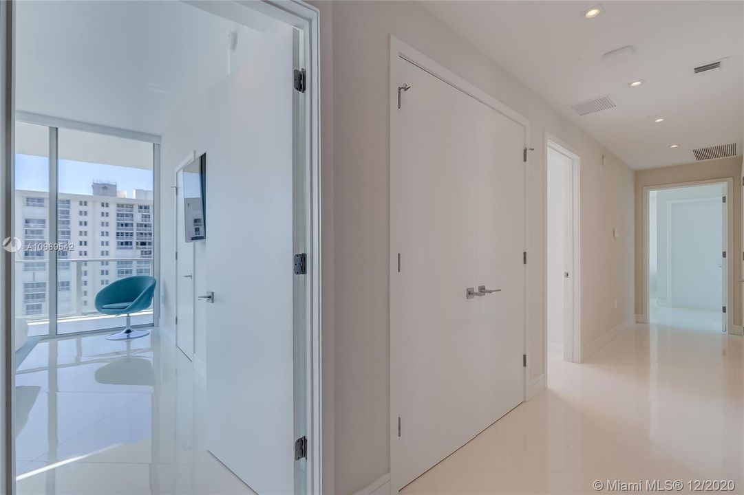 Недавно продано: $4,595,000 (4 спален, 5 ванн, 3500 Квадратных фут)