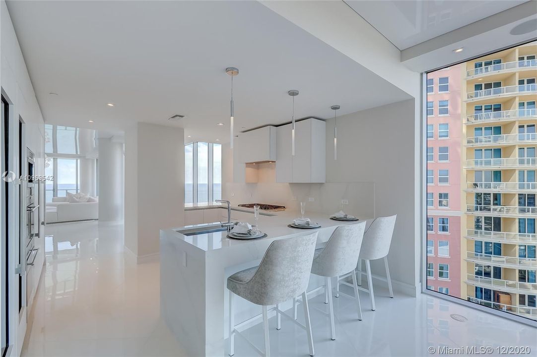 Недавно продано: $4,595,000 (4 спален, 5 ванн, 3500 Квадратных фут)