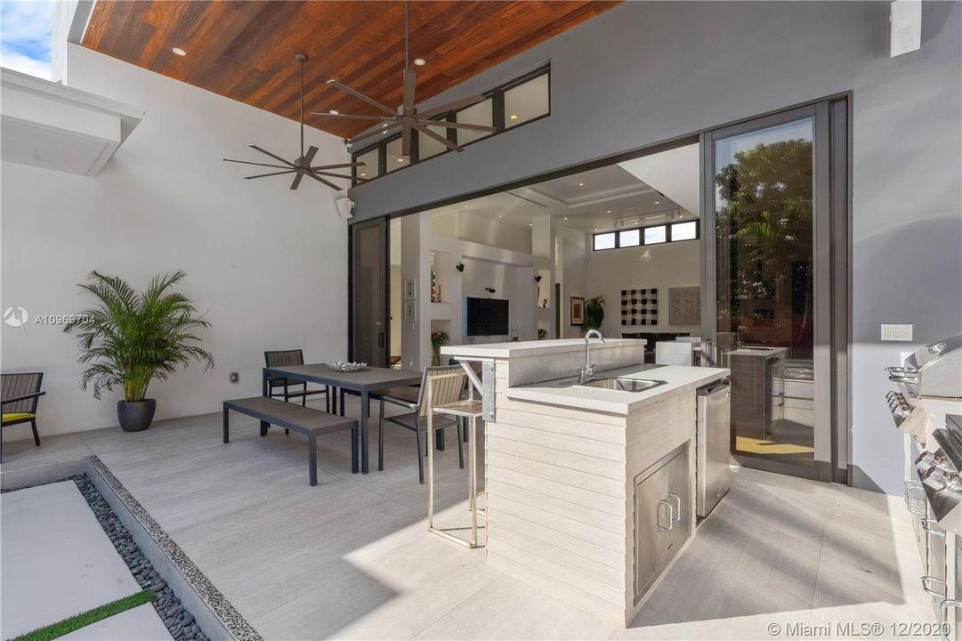 Outdoor built-in summer kitchen