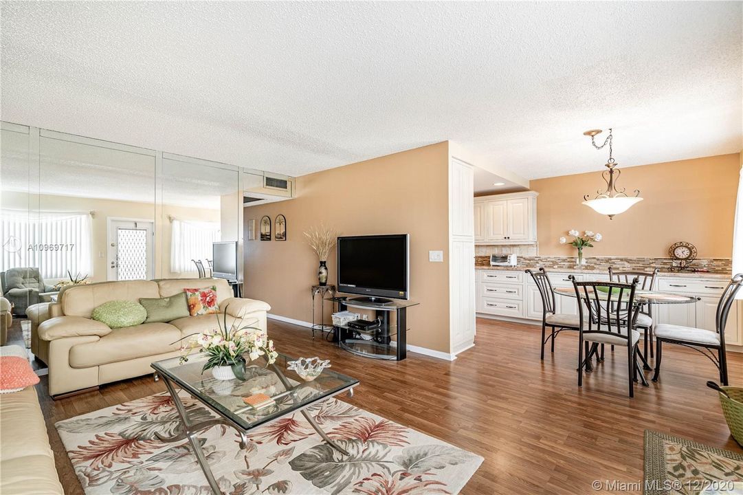 Vendido Recientemente: $159,900 (2 camas, 2 baños, 1000 Pies cuadrados)