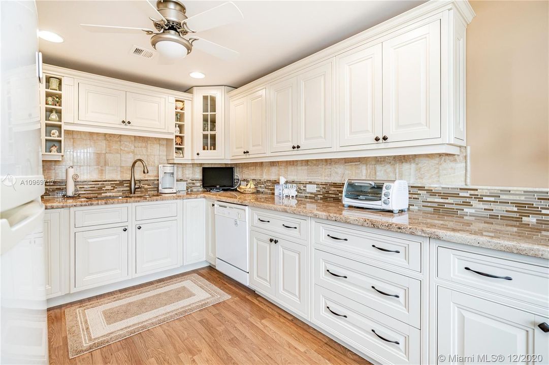 Vendido Recientemente: $159,900 (2 camas, 2 baños, 1000 Pies cuadrados)