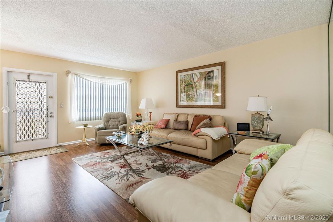 Vendido Recientemente: $159,900 (2 camas, 2 baños, 1000 Pies cuadrados)