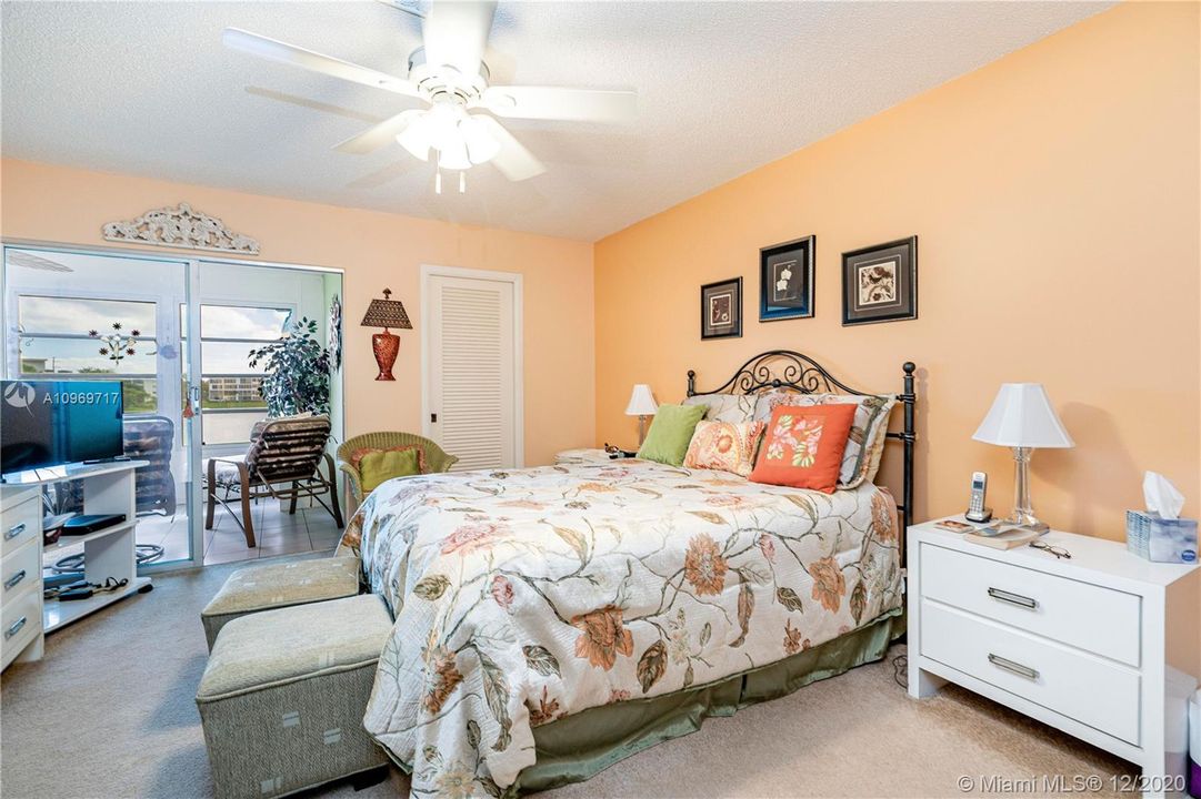 Vendido Recientemente: $159,900 (2 camas, 2 baños, 1000 Pies cuadrados)