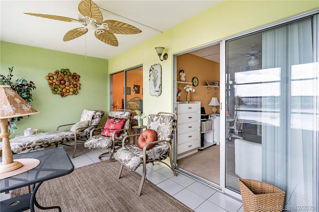 Vendido Recientemente: $159,900 (2 camas, 2 baños, 1000 Pies cuadrados)