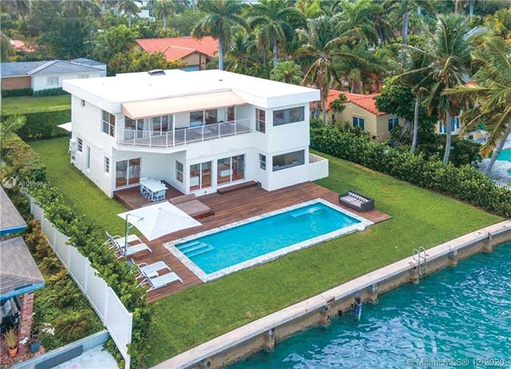Недавно продано: $2,500,000 (5 спален, 3 ванн, 2719 Квадратных фут)