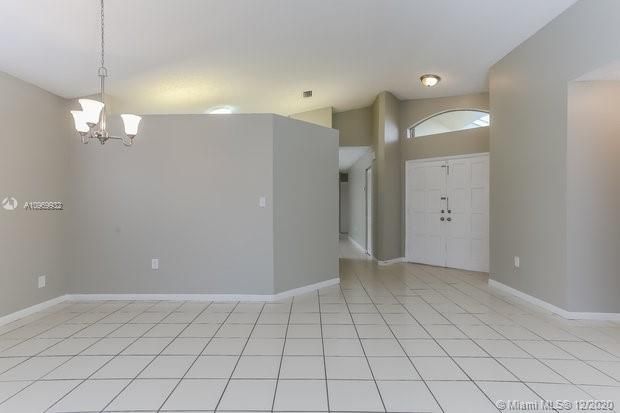 Recently Rented: $2,325 (3 beds, 2 baths, 1970 Square Feet)