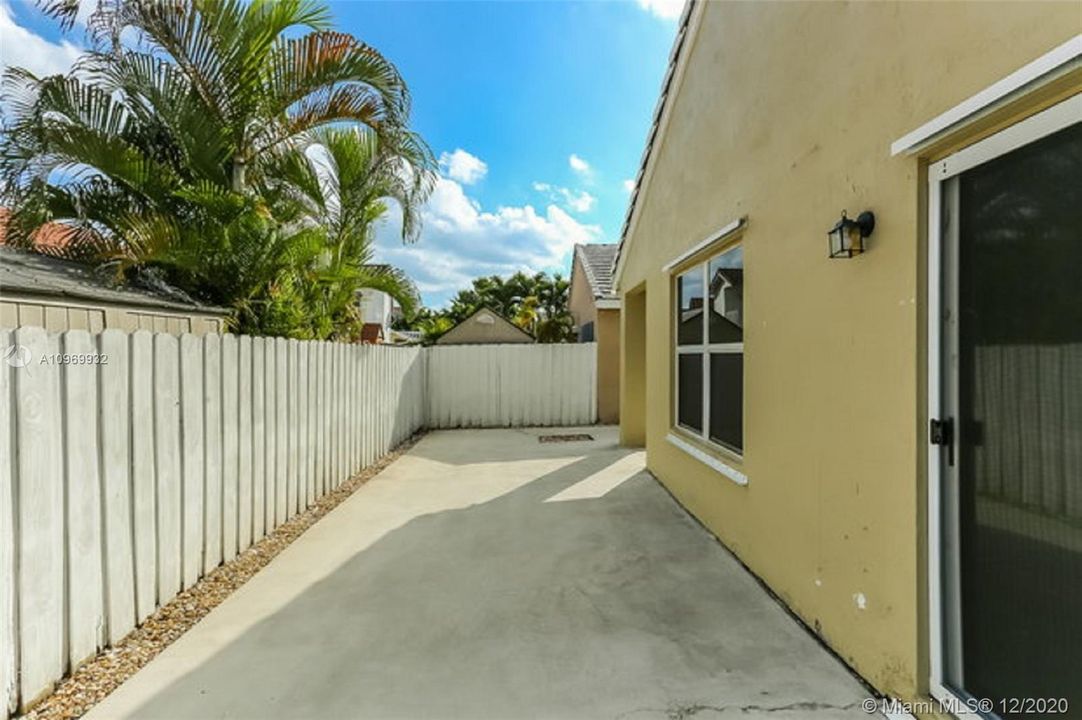 Recently Rented: $2,325 (3 beds, 2 baths, 1970 Square Feet)