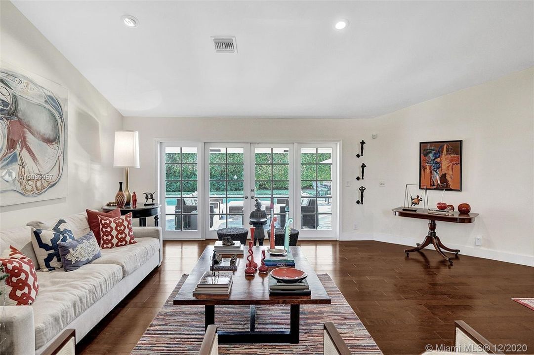 Vendido Recientemente: $1,100,000 (4 camas, 4 baños, 3551 Pies cuadrados)