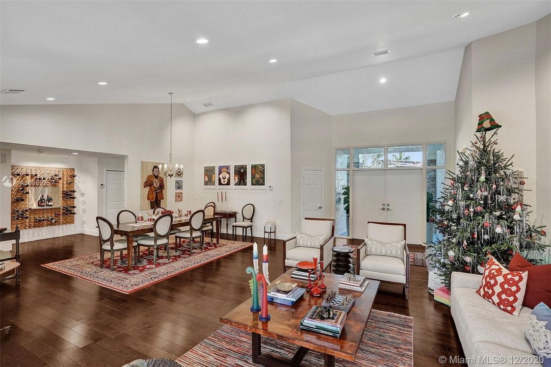 Vendido Recientemente: $1,100,000 (4 camas, 4 baños, 3551 Pies cuadrados)