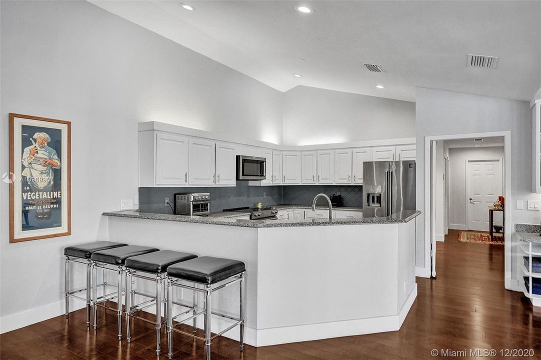 Vendido Recientemente: $1,100,000 (4 camas, 4 baños, 3551 Pies cuadrados)