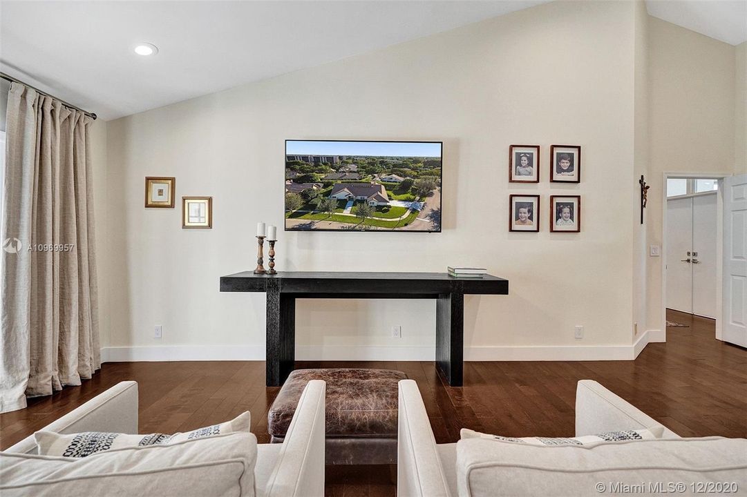 Vendido Recientemente: $1,100,000 (4 camas, 4 baños, 3551 Pies cuadrados)