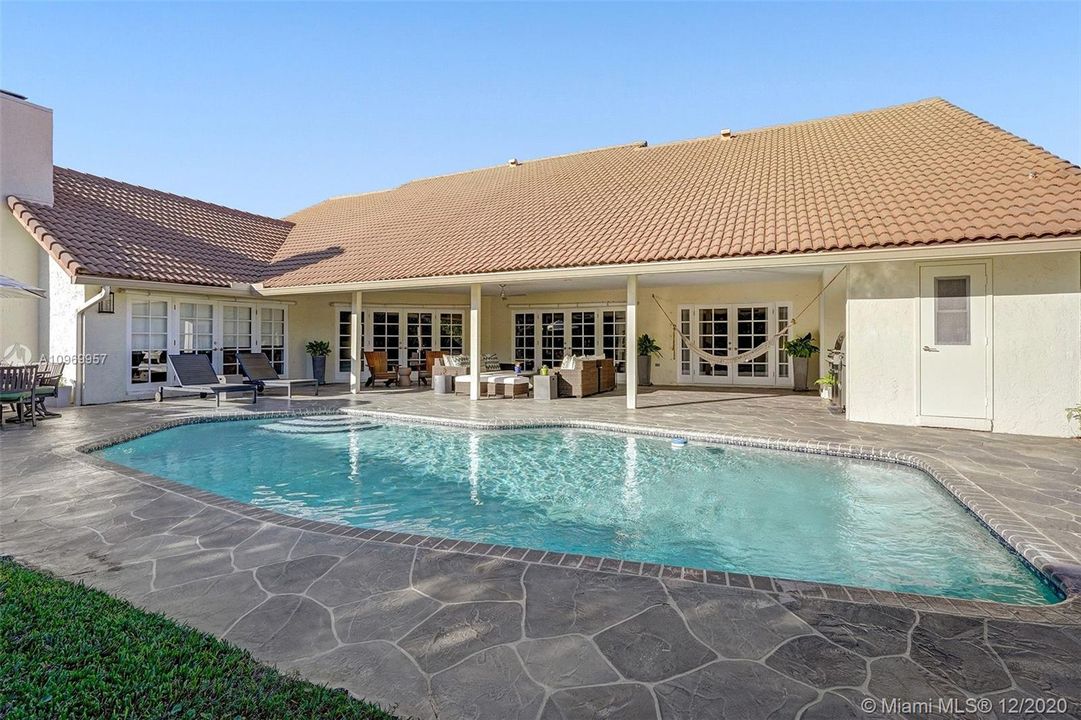 Vendido Recientemente: $1,100,000 (4 camas, 4 baños, 3551 Pies cuadrados)
