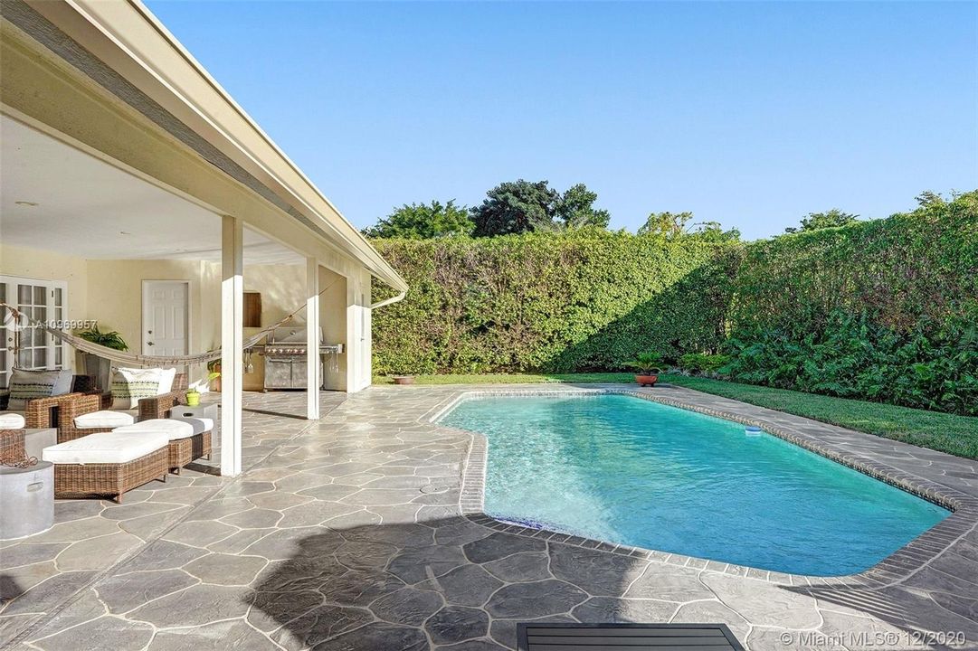 Vendido Recientemente: $1,100,000 (4 camas, 4 baños, 3551 Pies cuadrados)