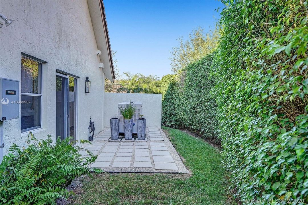 Vendido Recientemente: $1,100,000 (4 camas, 4 baños, 3551 Pies cuadrados)