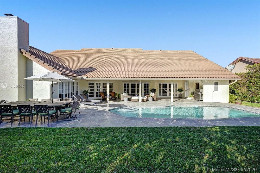 Vendido Recientemente: $1,100,000 (4 camas, 4 baños, 3551 Pies cuadrados)