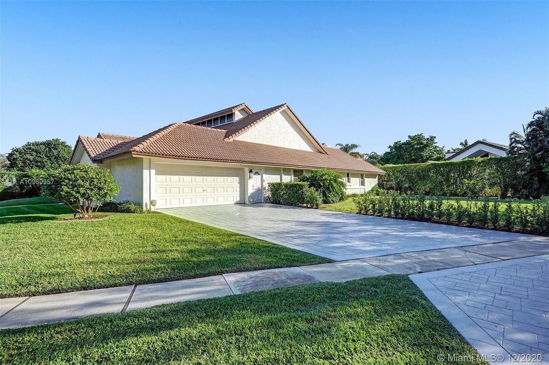 Vendido Recientemente: $1,100,000 (4 camas, 4 baños, 3551 Pies cuadrados)