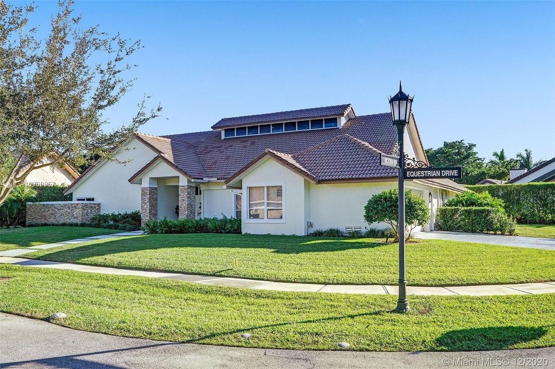 Vendido Recientemente: $1,100,000 (4 camas, 4 baños, 3551 Pies cuadrados)