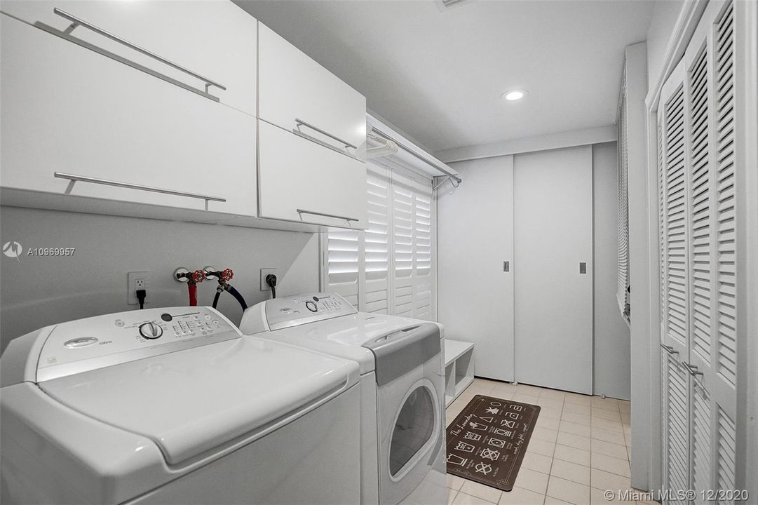 Vendido Recientemente: $1,100,000 (4 camas, 4 baños, 3551 Pies cuadrados)