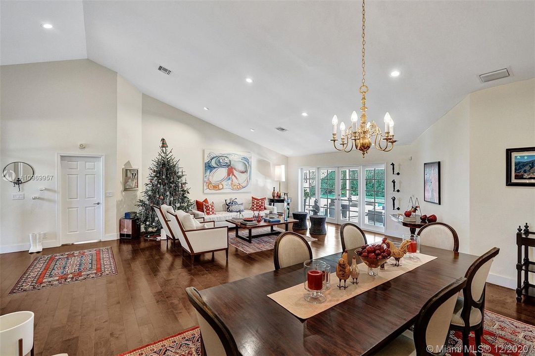 Vendido Recientemente: $1,100,000 (4 camas, 4 baños, 3551 Pies cuadrados)