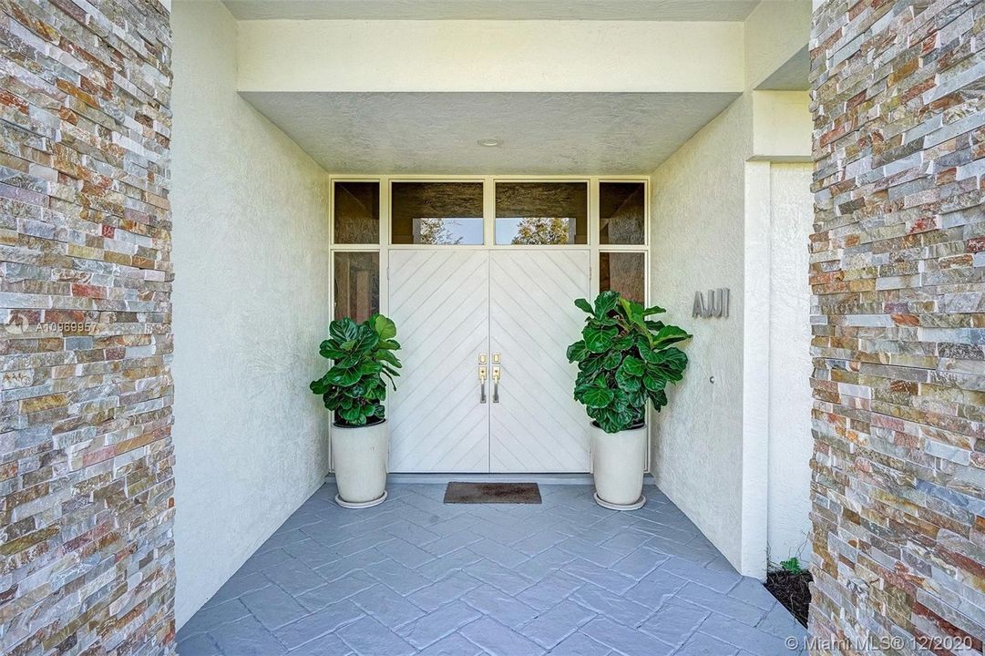 Vendido Recientemente: $1,100,000 (4 camas, 4 baños, 3551 Pies cuadrados)