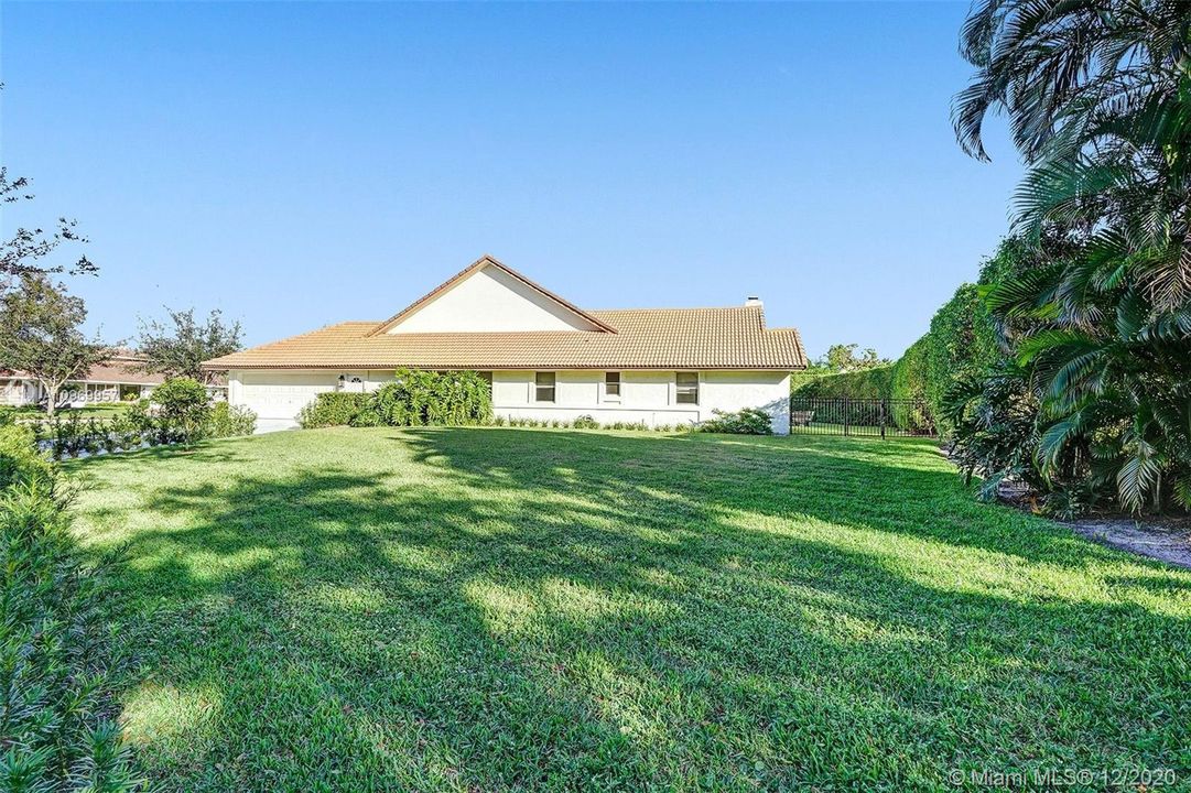 Vendido Recientemente: $1,100,000 (4 camas, 4 baños, 3551 Pies cuadrados)