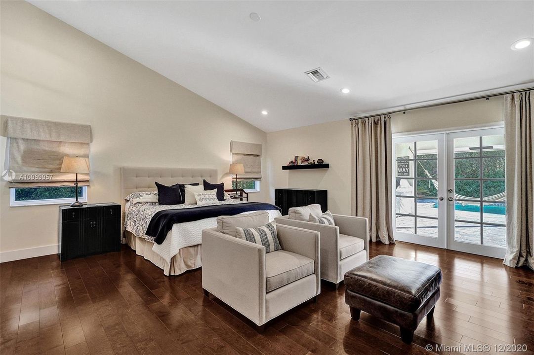 Vendido Recientemente: $1,100,000 (4 camas, 4 baños, 3551 Pies cuadrados)