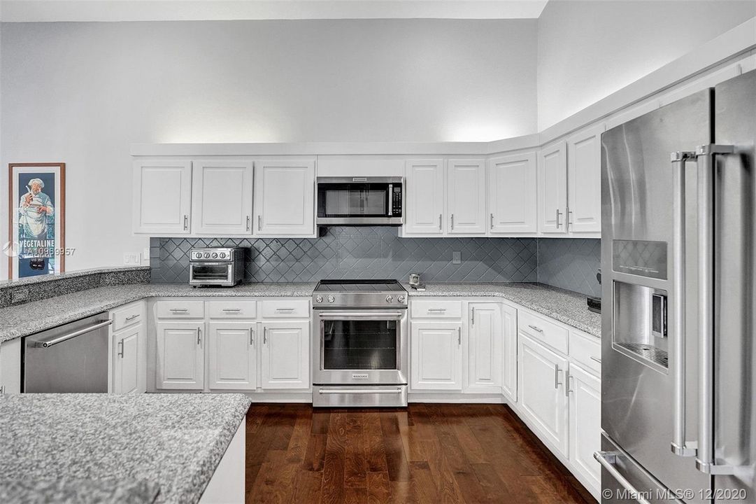 Vendido Recientemente: $1,100,000 (4 camas, 4 baños, 3551 Pies cuadrados)