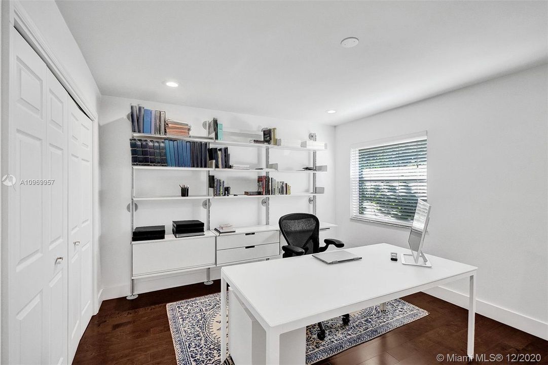 Vendido Recientemente: $1,100,000 (4 camas, 4 baños, 3551 Pies cuadrados)