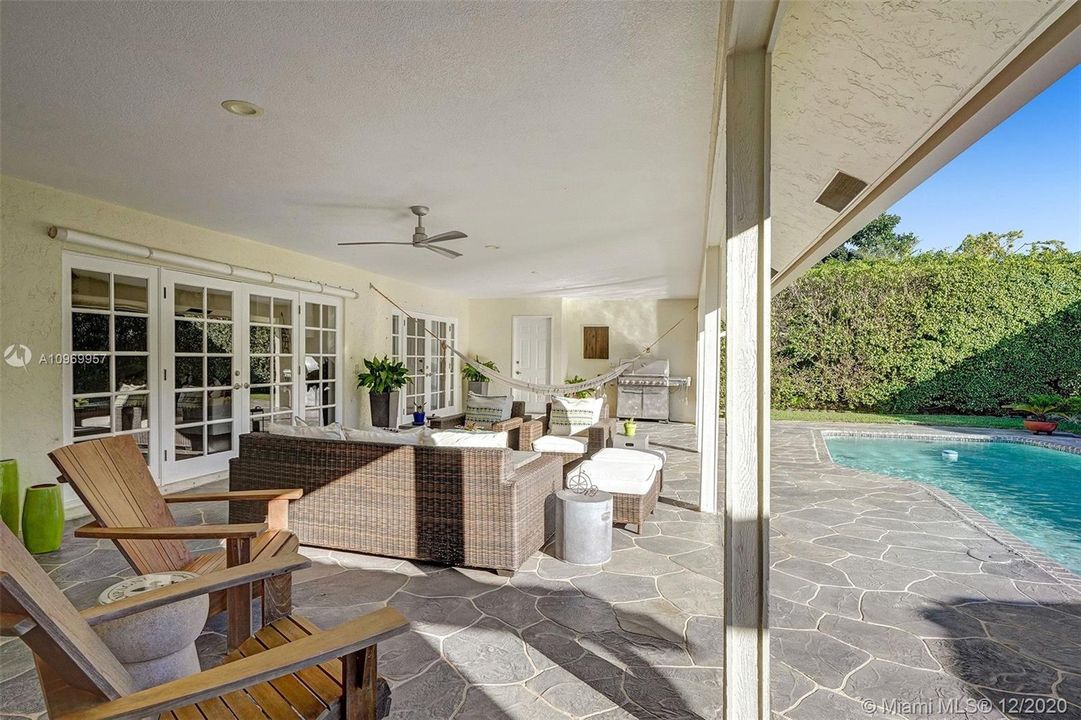 Vendido Recientemente: $1,100,000 (4 camas, 4 baños, 3551 Pies cuadrados)