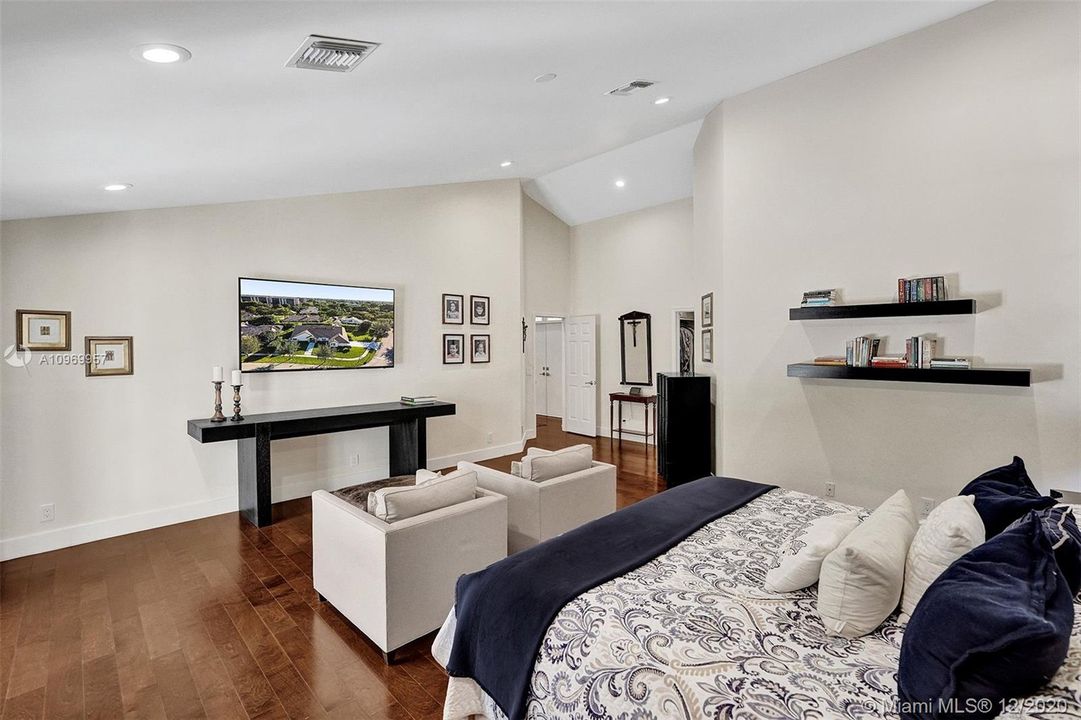 Vendido Recientemente: $1,100,000 (4 camas, 4 baños, 3551 Pies cuadrados)