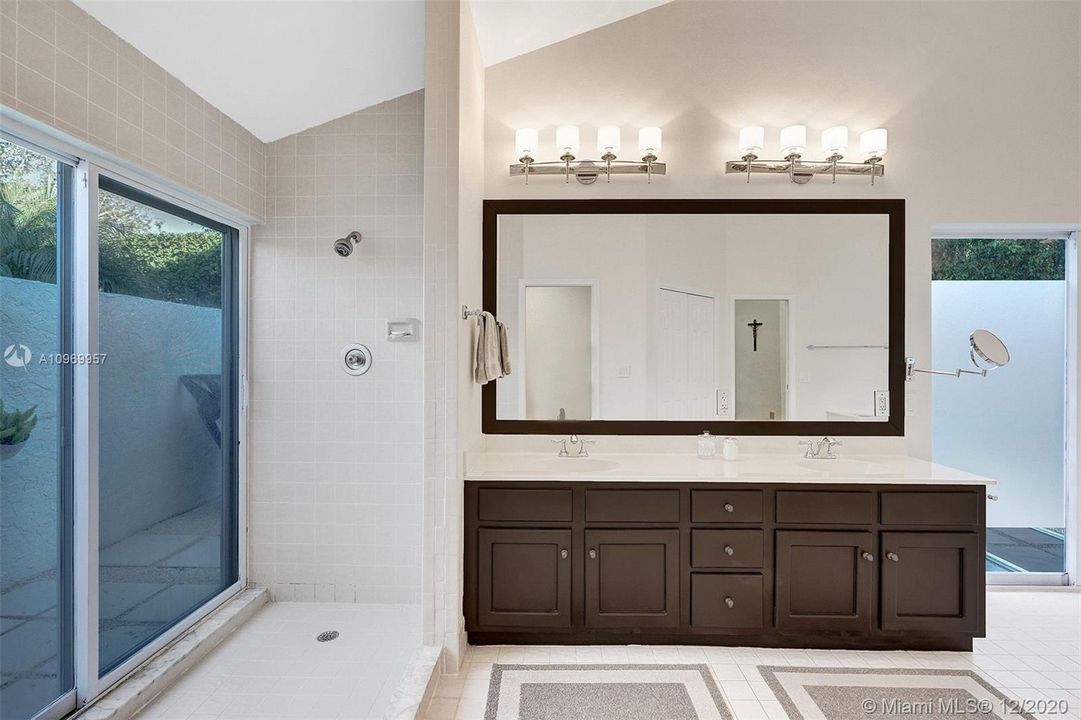 Vendido Recientemente: $1,100,000 (4 camas, 4 baños, 3551 Pies cuadrados)
