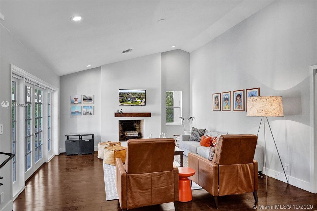 Vendido Recientemente: $1,100,000 (4 camas, 4 baños, 3551 Pies cuadrados)
