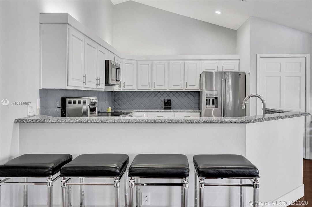 Vendido Recientemente: $1,100,000 (4 camas, 4 baños, 3551 Pies cuadrados)
