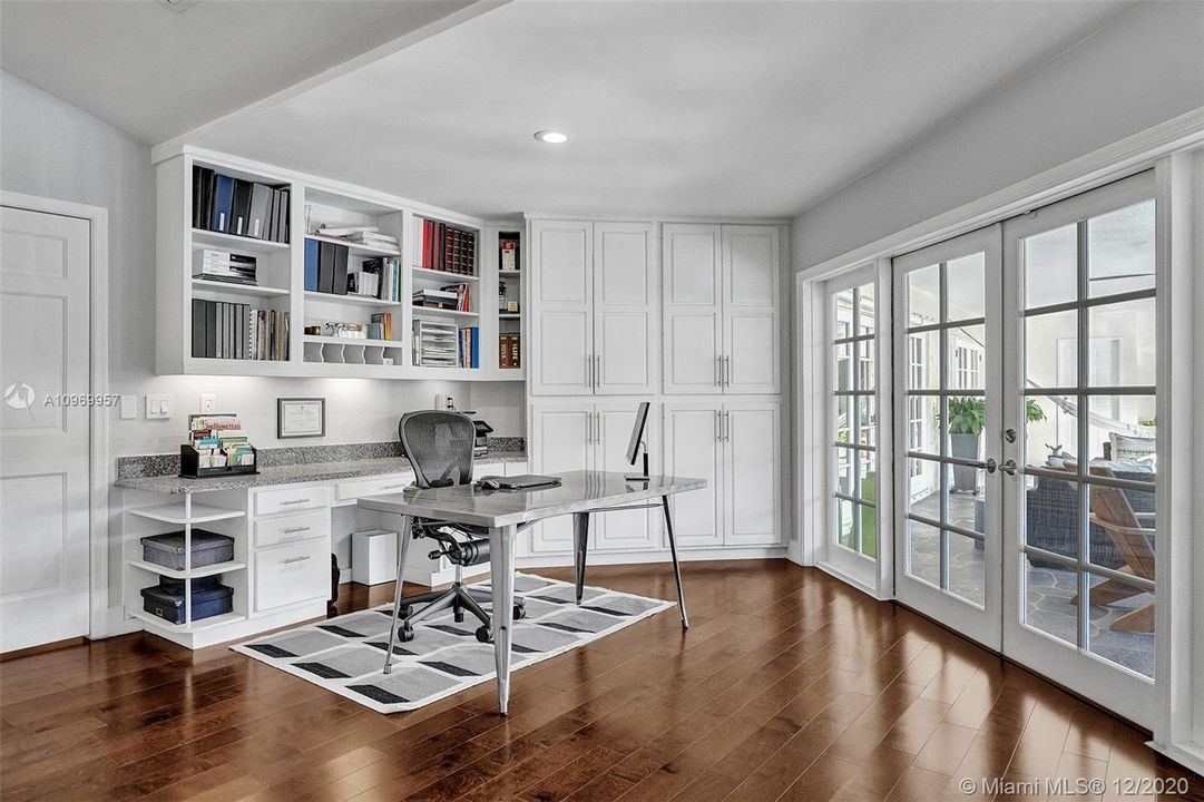 Vendido Recientemente: $1,100,000 (4 camas, 4 baños, 3551 Pies cuadrados)