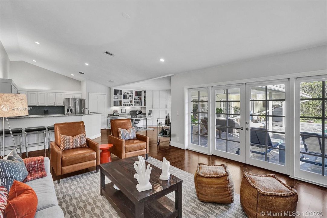 Vendido Recientemente: $1,100,000 (4 camas, 4 baños, 3551 Pies cuadrados)